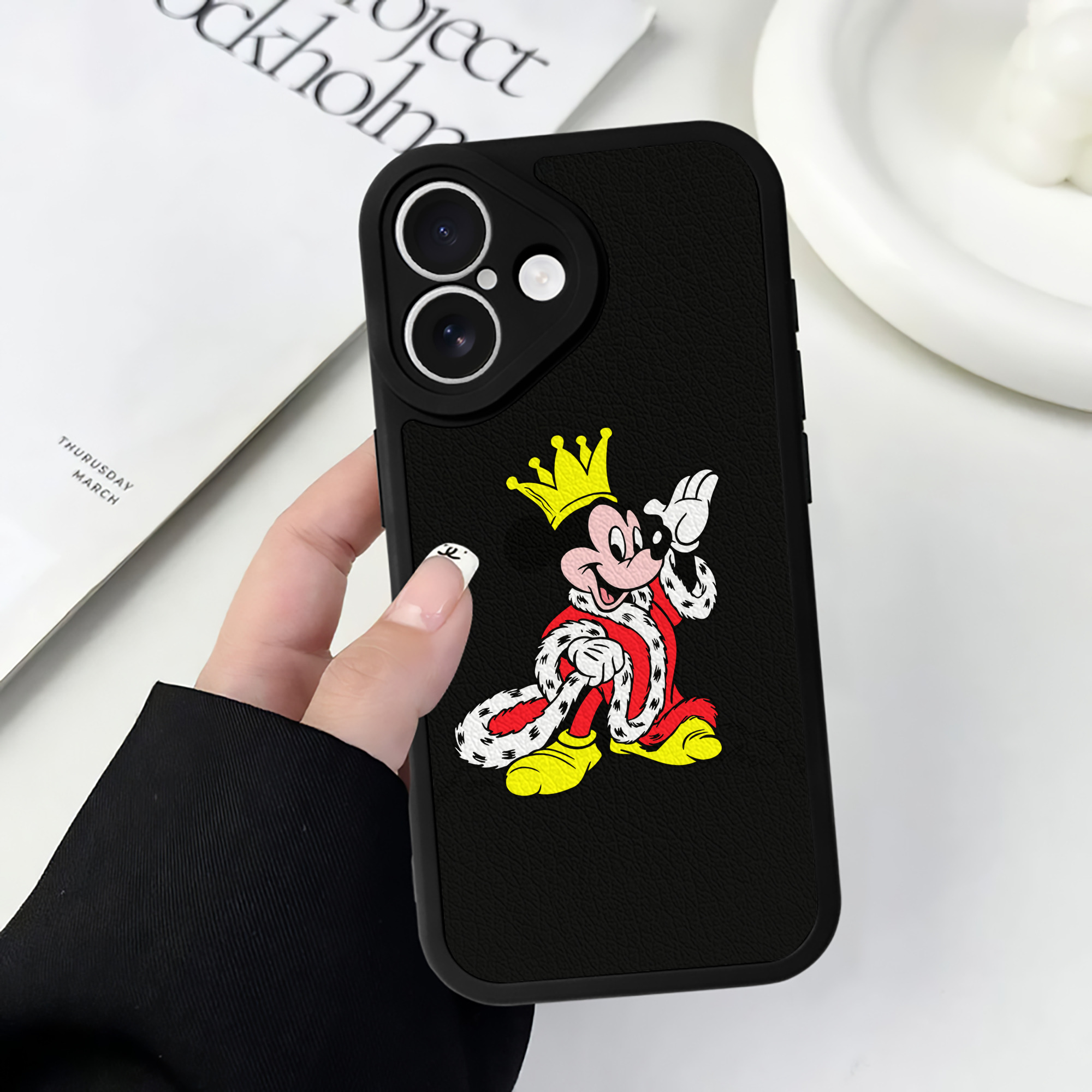 （画像用） ミッキーマウス Mickey Mouse 【iPhone 16シリーズ対応】シリコンスマホケース（レザー調） 材質：シリコン